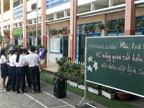Tiết học dưới sân trường bộ môn Lịch sử - Kỹ năng quan sát bản đồ và nhân vật lịch sử